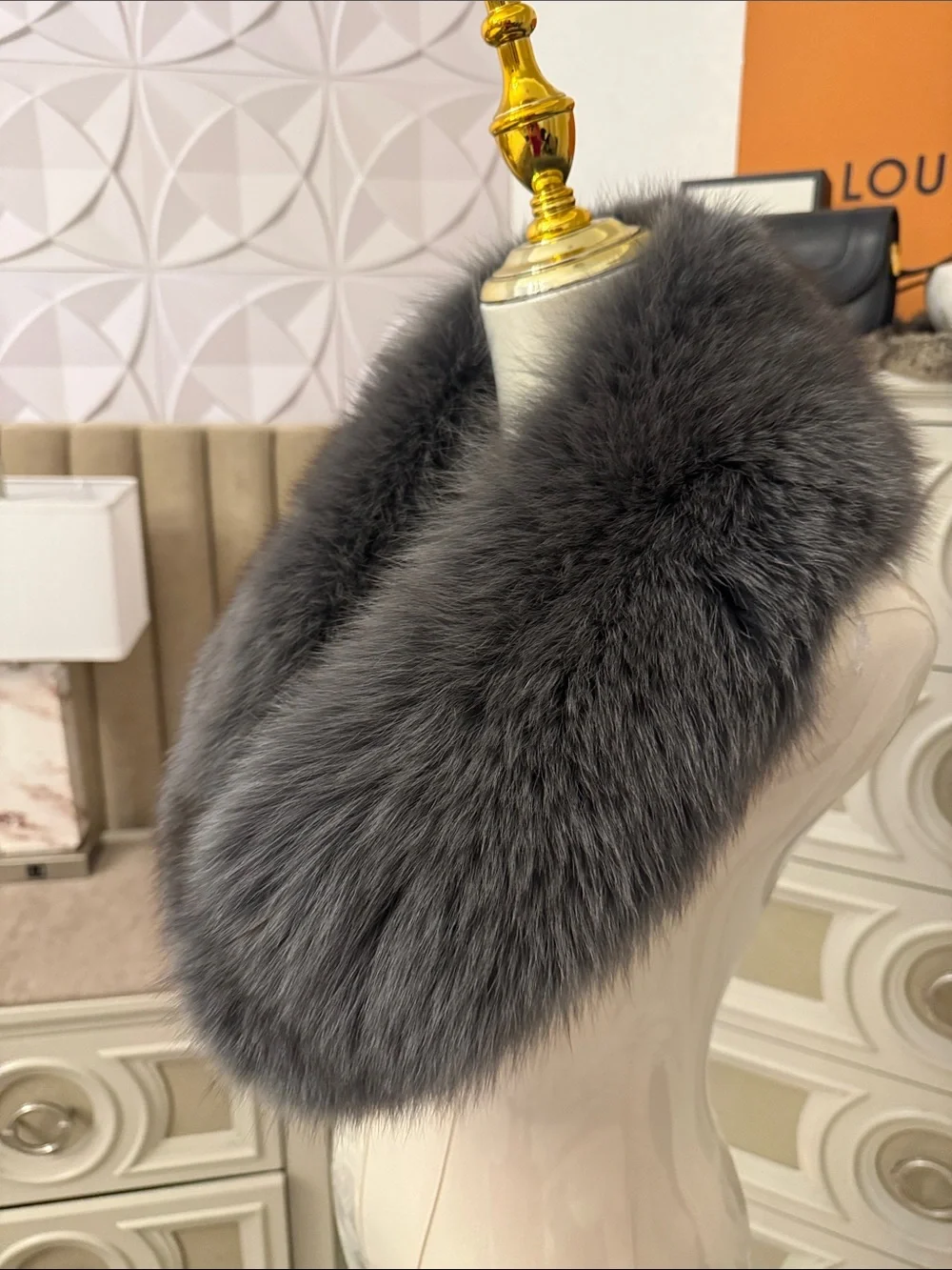 Saga fox fur collar